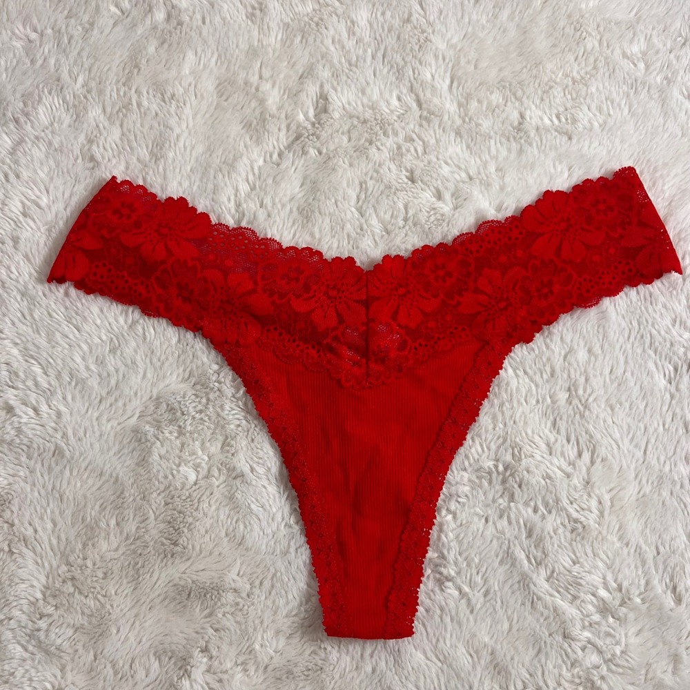 Victorias Secret PINK Red Floral Lace Ribbed Cotton Thong Panty Medium NWT Girly
